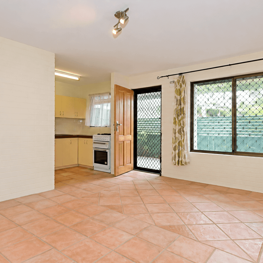 Live Close to Everything — Spacious 2-Bedroom Bayswater Gem - Photo 1