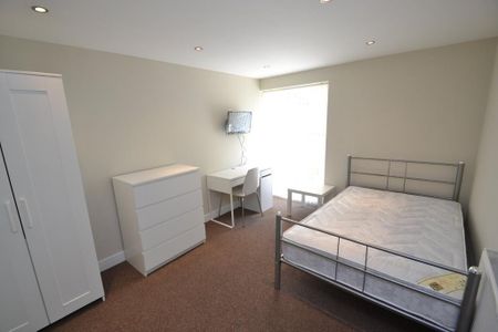 6 bedroom detached house to rent - Photo 4