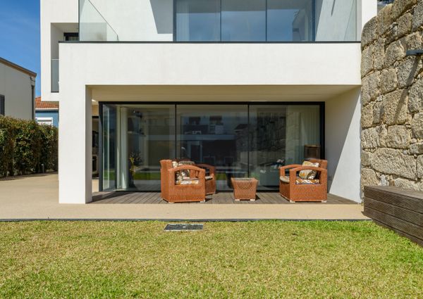 Moradia V5 em Senhora da Hora com jardim e piscina