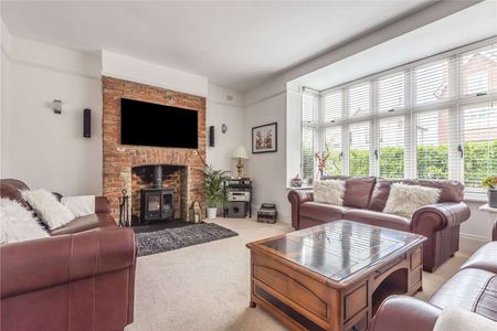 A beautifully presented detached home in the heart of Sevenoaks - Photo 2