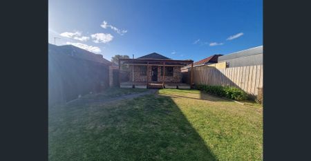 Perfect Family Home with exceptional rear gardens - Photo 2