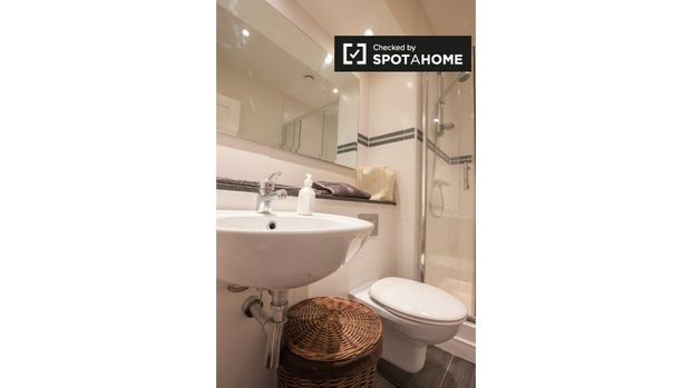 Bright room in 2-bedroom apartment in Bray, Dublin - Photo 1