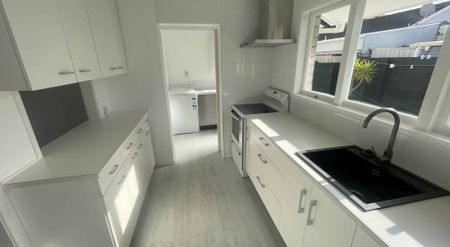 Updaded Gem in Otahuhu ! 2 Bedroom + Internal Garage - Photo 2