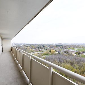 Large 2 Bedroom in Central Mississauga - Photo 2