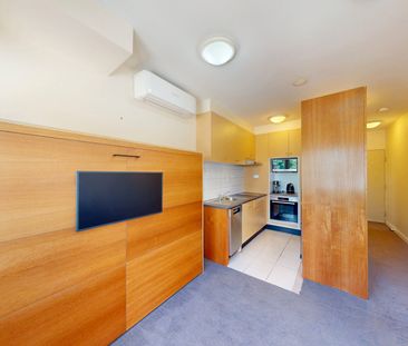 Fully Furnished, Light-Filled Studio Apartment in Prime Carlton Loc... - Photo 2