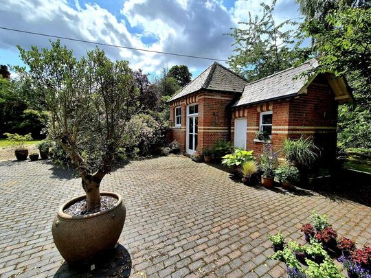 4 bedroom detached house to rent - Photo 1