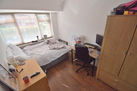 5 bedroom semi-detached house to rent - Photo 4