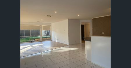 Large 4 Bed Plus Study Family Home Opposite Hillsmeade Primary - Photo 3