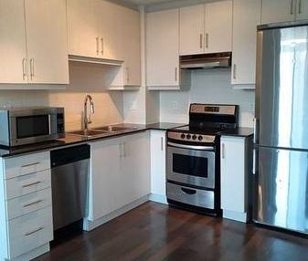 YONGE/FINCH Bright +Spacious 1Bdrm +Den 9Ft Ceiling 1Locker 1Parking - Photo 1