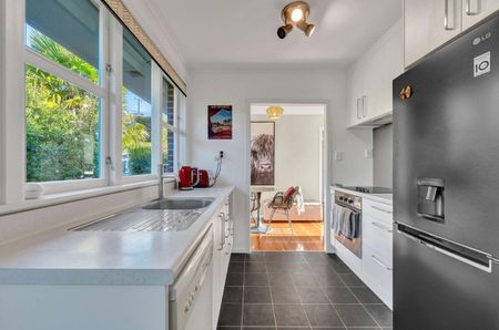 Immaculately presented Unit- Fully Furnished - Photo 4