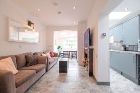 5 Bedroom Home – Medium Let - Photo 4