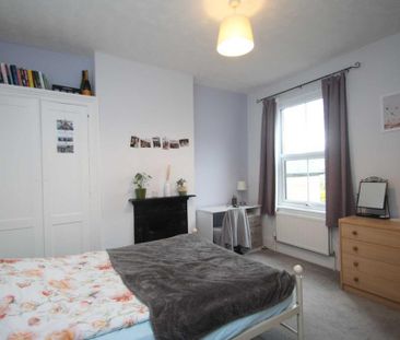 5 bedroom end of terrace house to rent - Photo 2