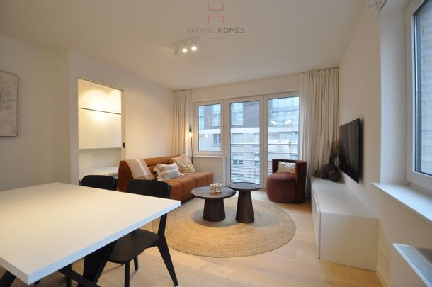 Volledig gerenoveerd, gemeubeld hoekappartement gelegen op enkele stappen van de zee en de Lippenslaan - Foto 1