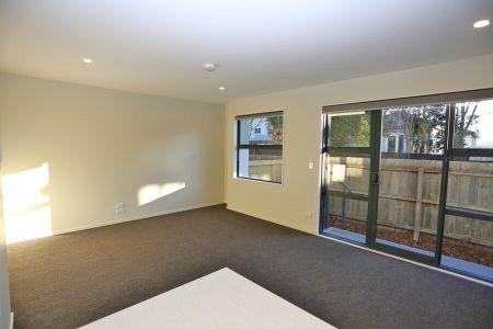 MODERN – CITY CENTRE – THREE BEDROOM TOWNHOUSE - Photo 3