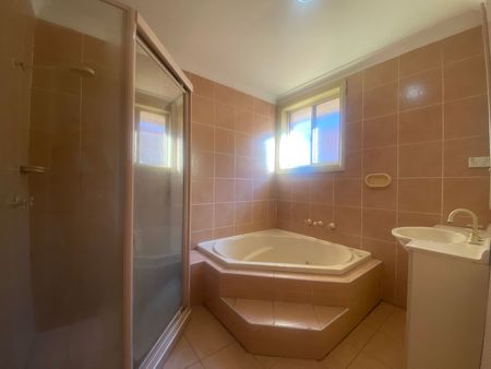 Spacious 3-Bedroom Home Offering Comfort & Convenience in Glenwood - Photo 5