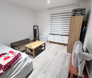 Room in a Shared House, Wyvenhoe Road, HA2 - Photo 4