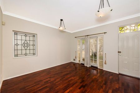 Elegant Townhouse in Exclusive Little Shenton Lane - Photo 4