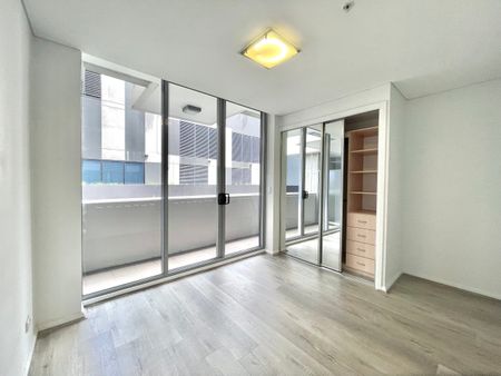 Modern 1 bedroom plus study apartment located in the heart of Zetland area. - Photo 5