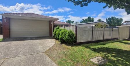 Family Home in a Prime Cranbourne West Location - Photo 5