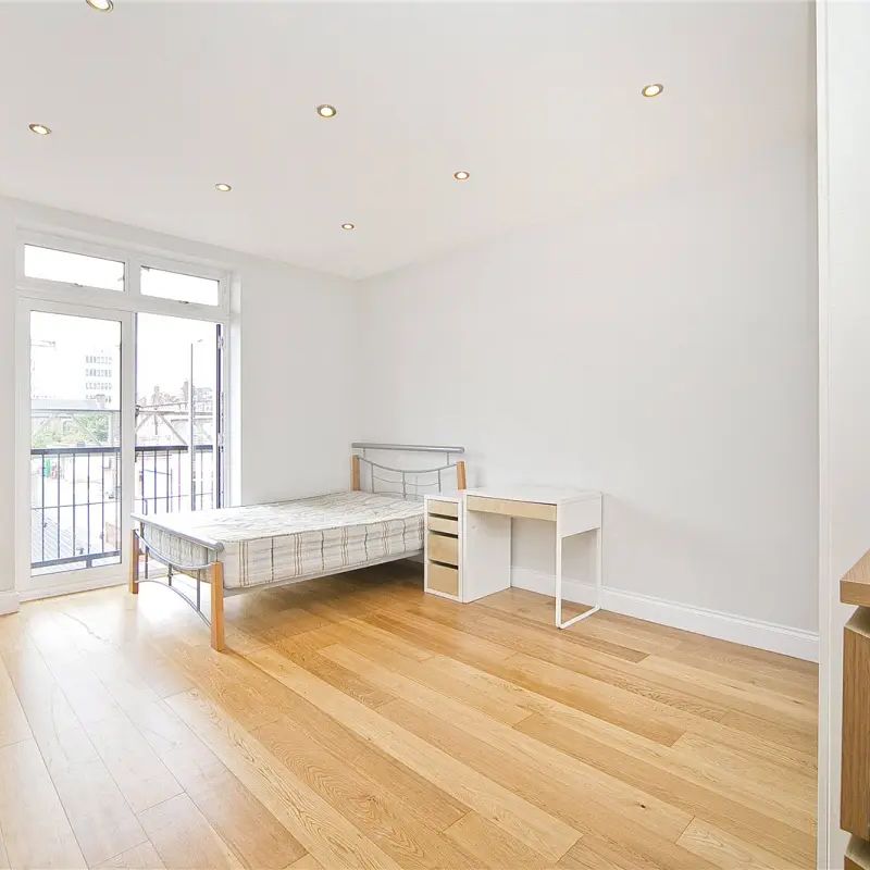 4 bedroom flat in London - Photo 1