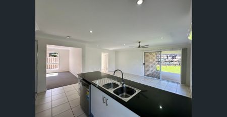 Modern 4 bedroom home in Riverstone Rise - Photo 3