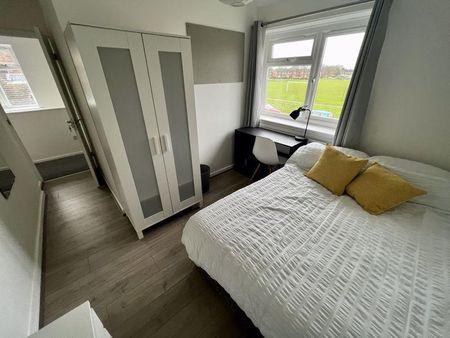 4 bedroom semi-detached house to rent - Photo 2