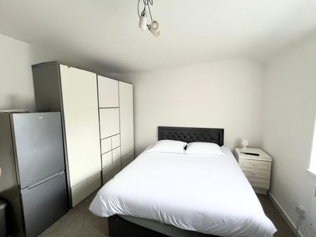 1 Bed Flat, Wood End Close, UB5 - Photo 3