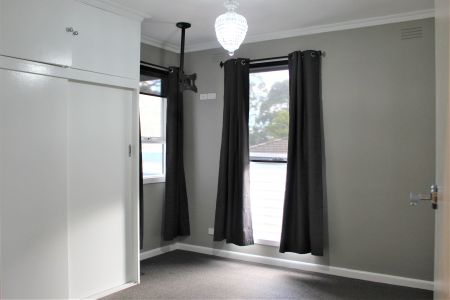 CHARMING 3 BEDROOM COTTAGE - Photo 4