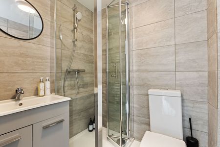 3 Bed Flat, Lewisham Way, SE14 - Photo 2