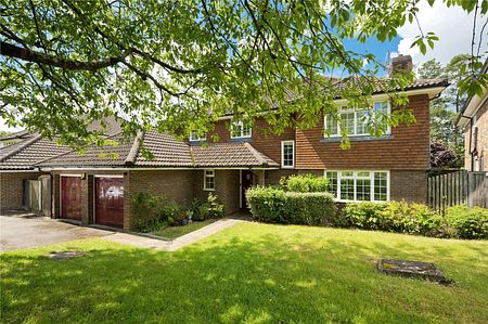 A detached family home set in a quiet no through road location within a short drive of Oxshott station. - Photo 2