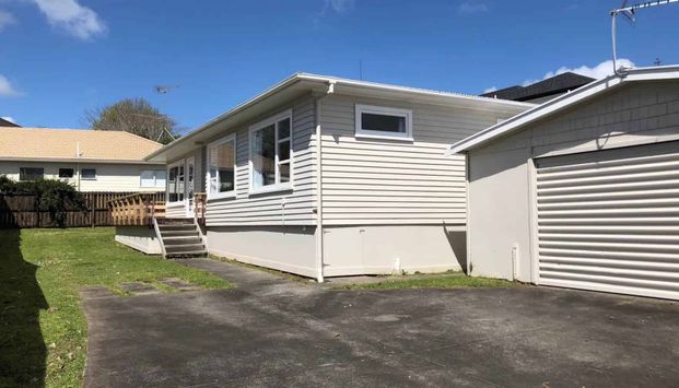 Warm, Sunny Family Home in a Prime Howick Location - Photo 1