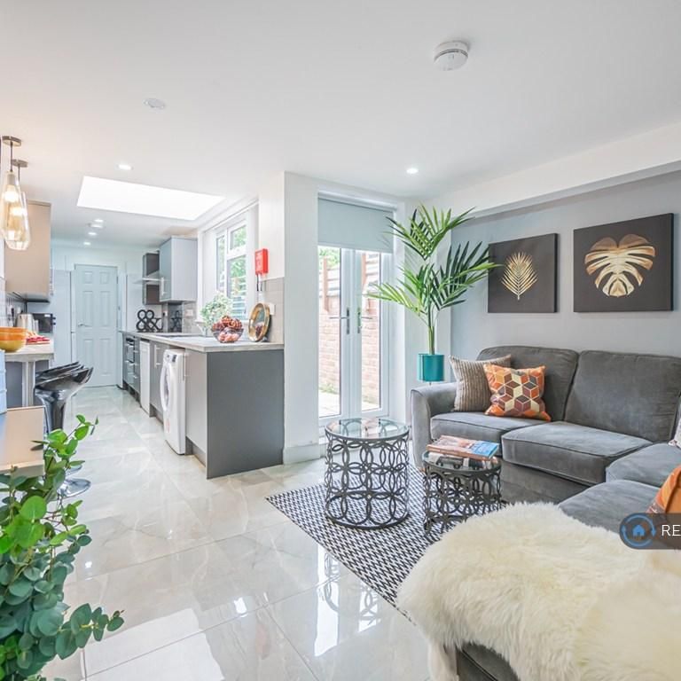 1 bedroom in a house share to rent - Photo 1