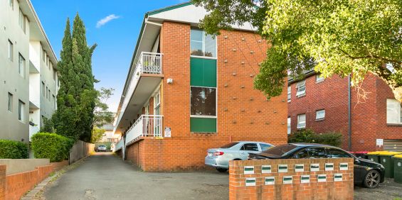 Modern two bedroom apartment in great location - Photo 3