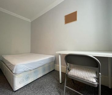 4 bedroom semi-detached house to rent - Photo 4