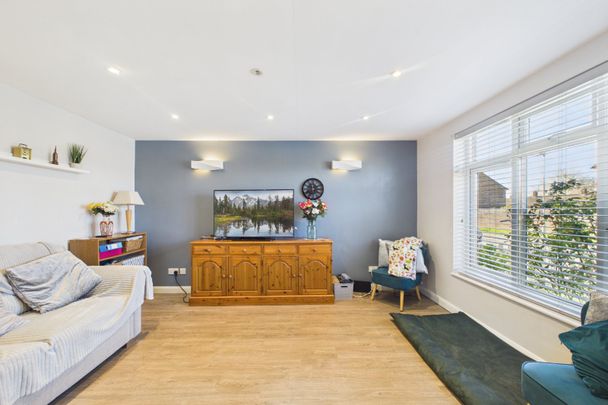 4 bedroom House in Mainprize Road, Bracknell - Photo 1