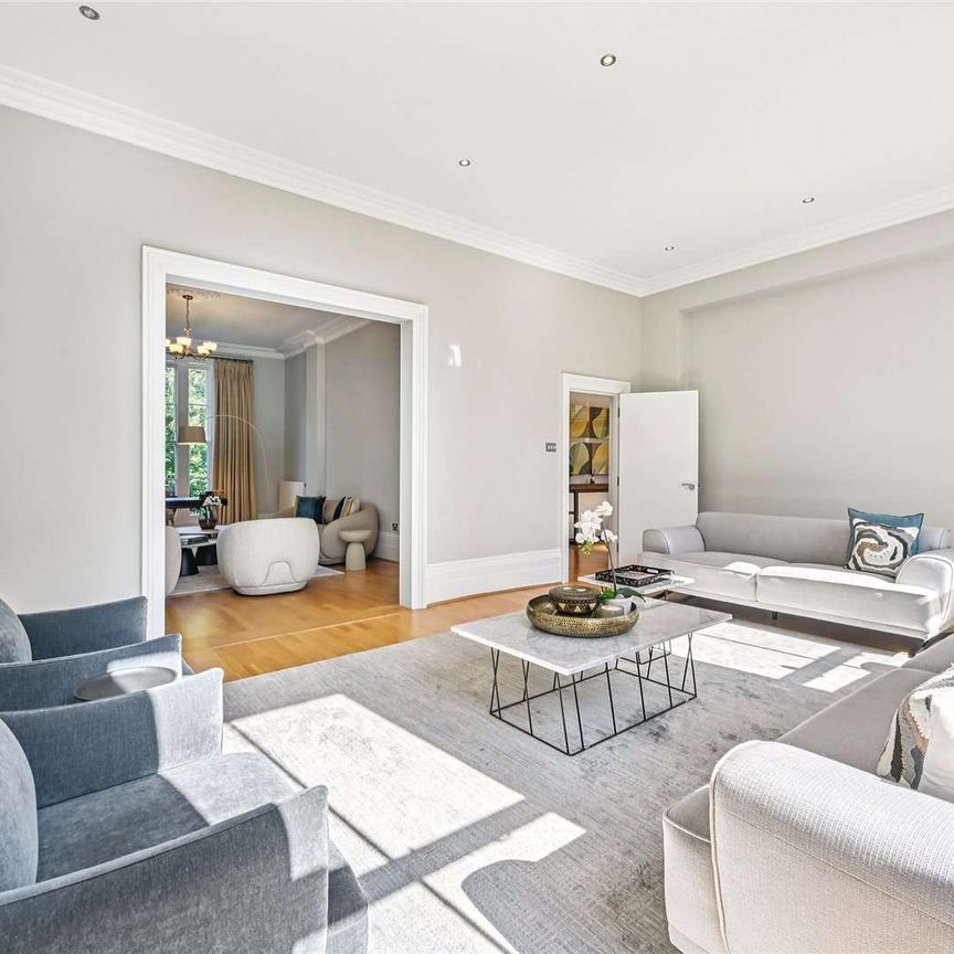 Beautiful semi-detached period family house with lawned garden - Photo 1