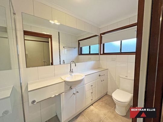 Stunning 5 Bedroom home! - Photo 1