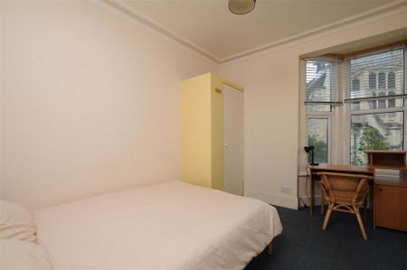 4 bedroom flat to rent - Photo 2