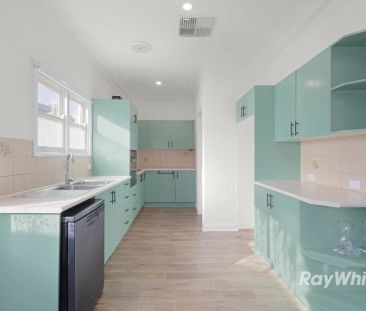Family Living in a Prime Oakleigh South Location - Photo 4