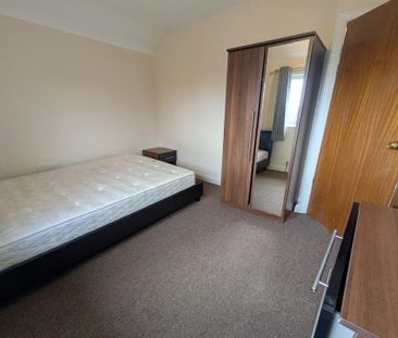 4 bedroom semi-detached house to rent - Photo 3