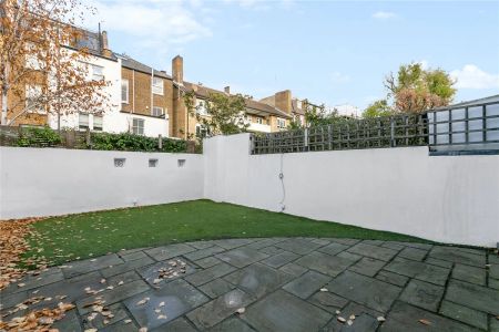 6 bedroom house in London - Photo 4