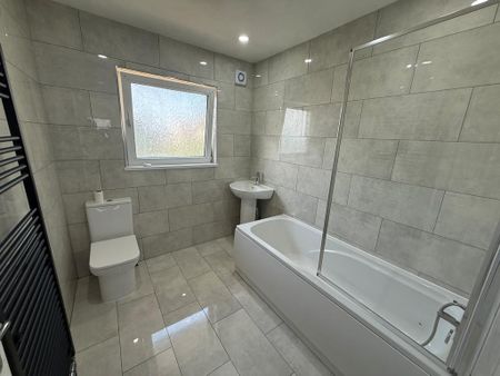 3 bedroom semi-detached house to rent - Photo 4