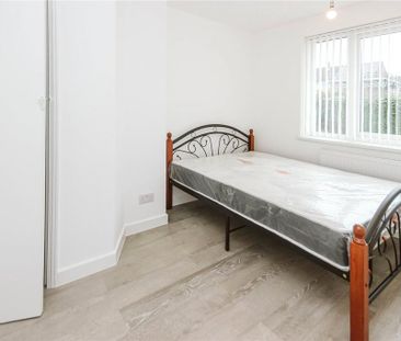 4 bedroom end of terrace house to rent - Photo 5