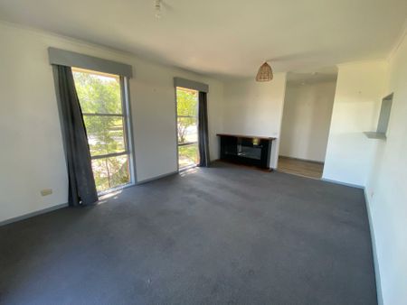 16 Village Drive, Hampton Park VIC - Photo 2