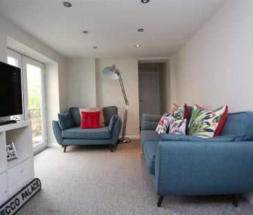 3 bedroom flat to rent - Photo 2