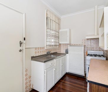 Location! Location! Location! - Photo 4