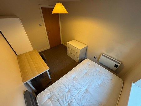 STUDENT APARTMENT TO RENT for £122 per person Room 1 - Photo 3