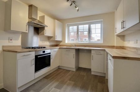 4 bedroom semi-detached house to rent - Photo 2