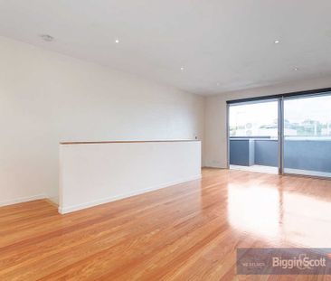 TOWNHOUSE WITH LOCK UP GARAGE! DOWNSTAIRS LARGE STUDY/OFFICE OR 3RD... - Photo 3