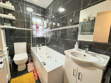 Haslewood Green, Leeds, LS9 - Photo 2